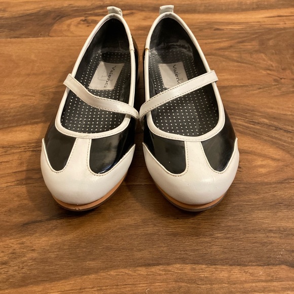 AJ Valenci flats - Picture 3 of 9